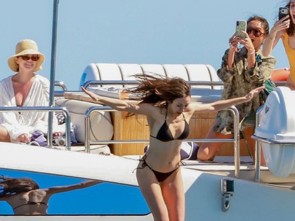 Selena Gomez’ten Kız Kıza Tatil Molası