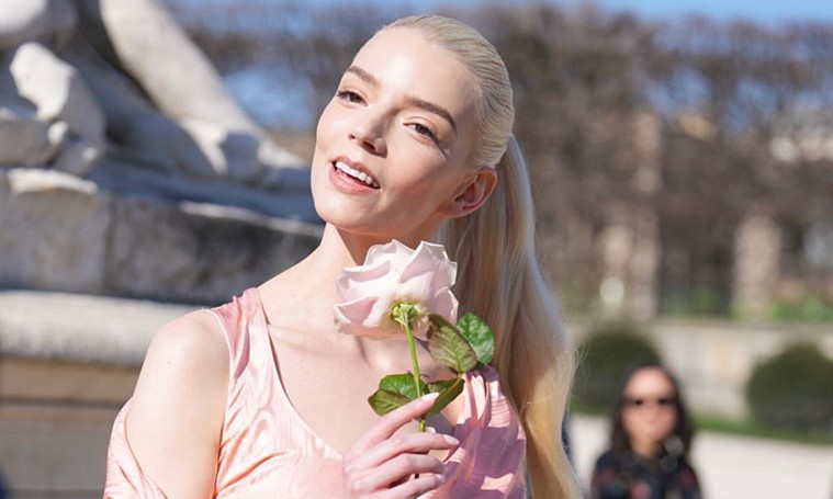 Paris Moda Haftası’nda Anya Taylor-Joy Zarafeti