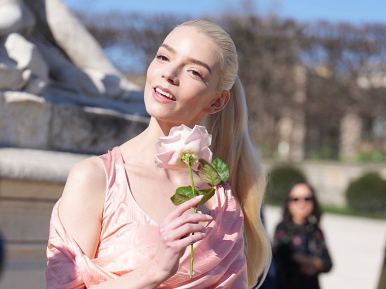 Paris Moda Haftası’nda Anya Taylor-Joy Zarafeti