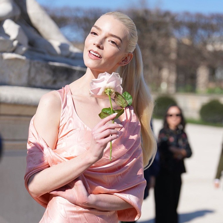 Paris Moda Haftası’nda Anya Taylor-Joy Zarafeti