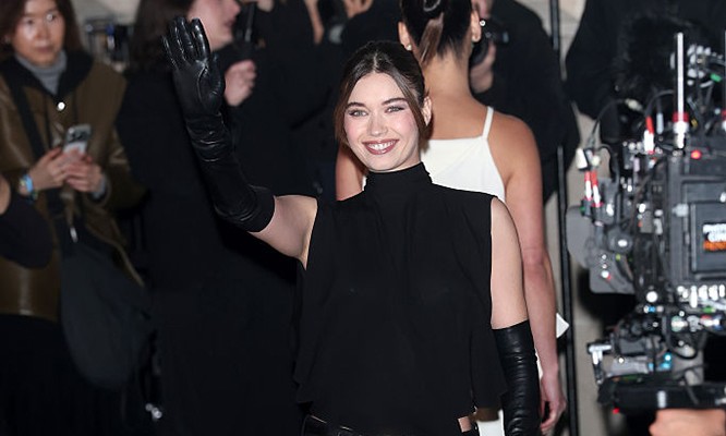 Afra Saraçoğlu’nun Paris’teki Siyah Şıklığı