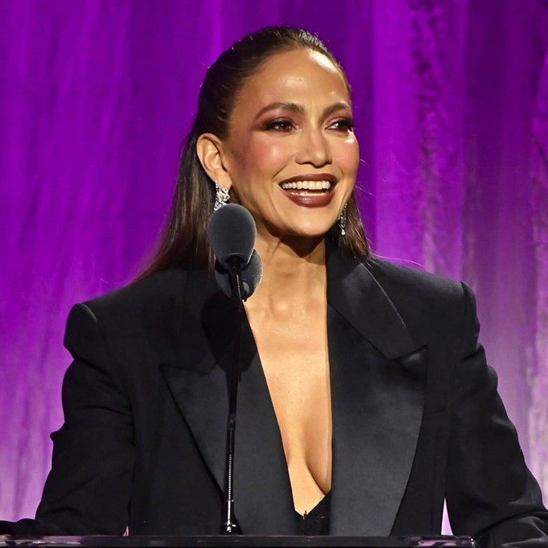 Jennifer Lopez’ten Yardım Gecesine Sürpriz Katılım