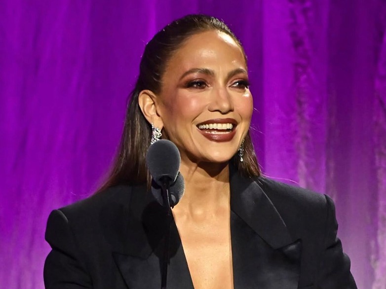 Jennifer Lopez’ten Yardım Gecesine Sürpriz Katılım