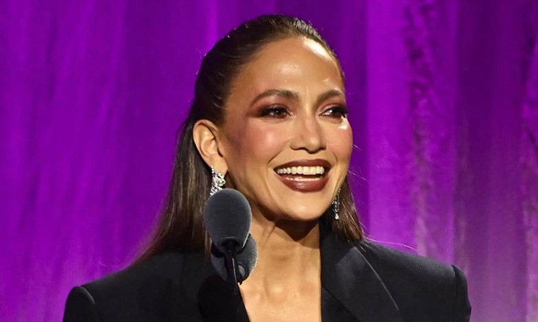 Jennifer Lopez’ten Yardım Gecesine Sürpriz Katılım
