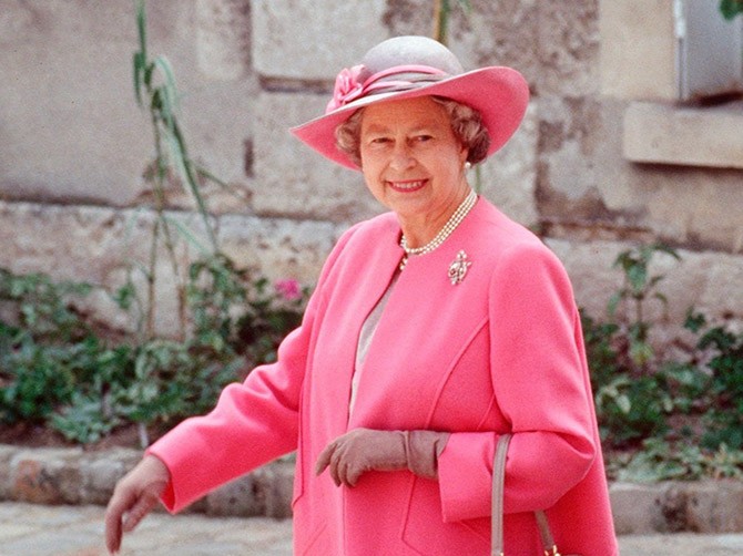 Barbie’nin İkonik Pembesi Kraliyet Stilinde de İz Bıraktı