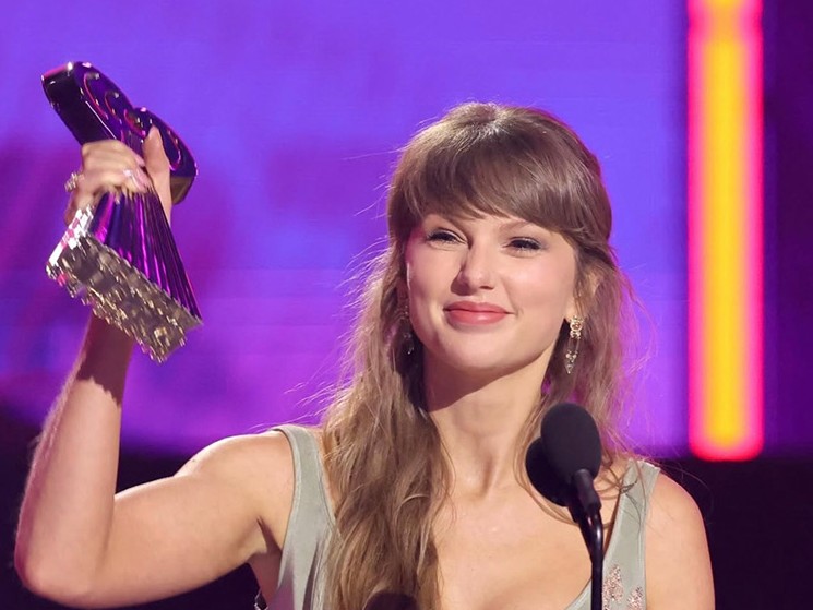 Taylor Swift, iHeartRadio Müzik Ödülleri’nde Yılın Pop Albümü Ödülünün Sahibi Oldu.