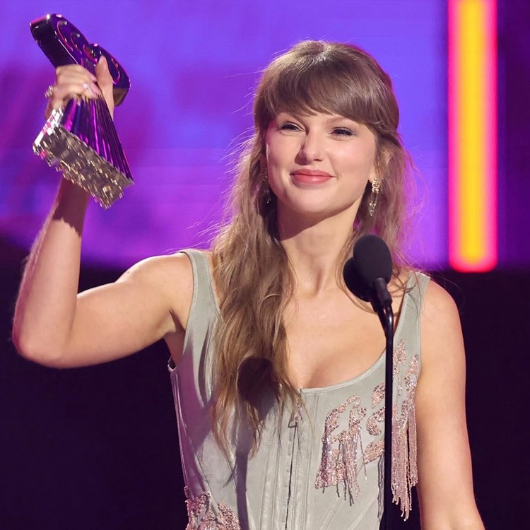 Taylor Swift, iHeartRadio Müzik Ödülleri’nde Yılın Pop Albümü Ödülünün Sahibi Oldu.