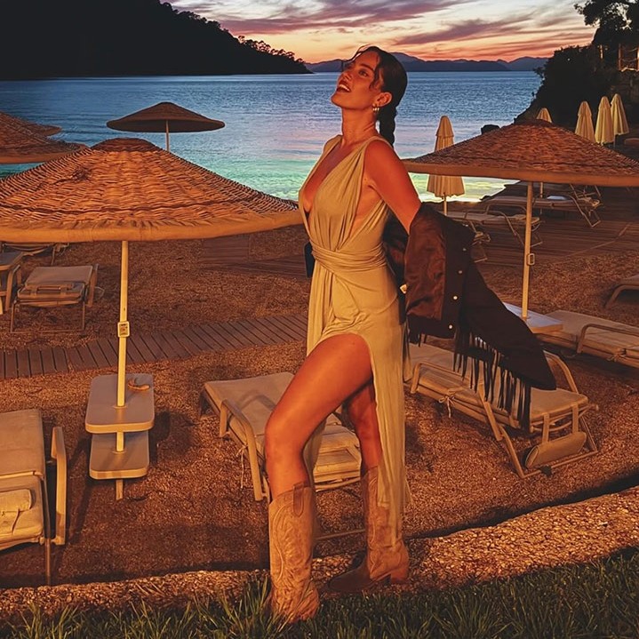 Gün Batımında Pelin Akil Stili