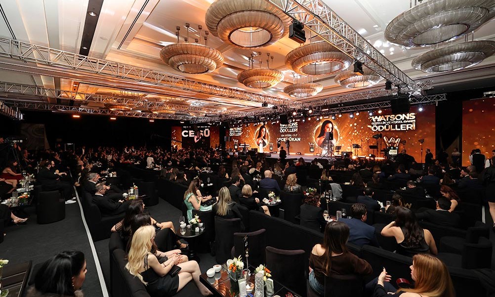 Güzellik Dünyasının En İyilerinin Ödüllendirildiği Gecede Yıldızlar Geçidi