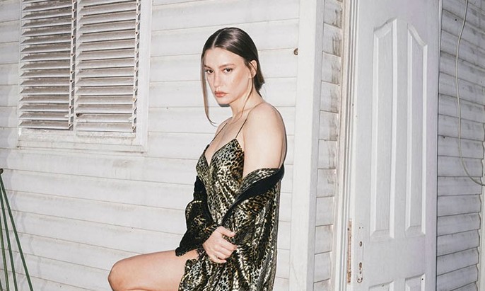 Serenay Sarıkaya Yeni Kareleriyle Dikkat Çekti