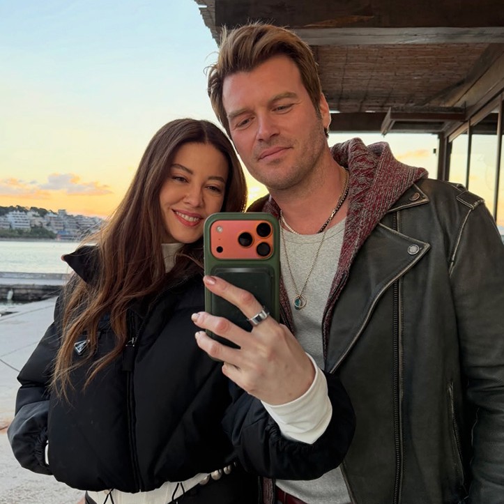 Kıvanç Tatlıtuğ ve Başak Dizer’den Atina’da Romantik Kare