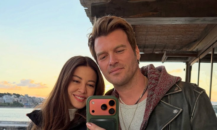 Kıvanç Tatlıtuğ ve Başak Dizer’den Atina’da Romantik Kare