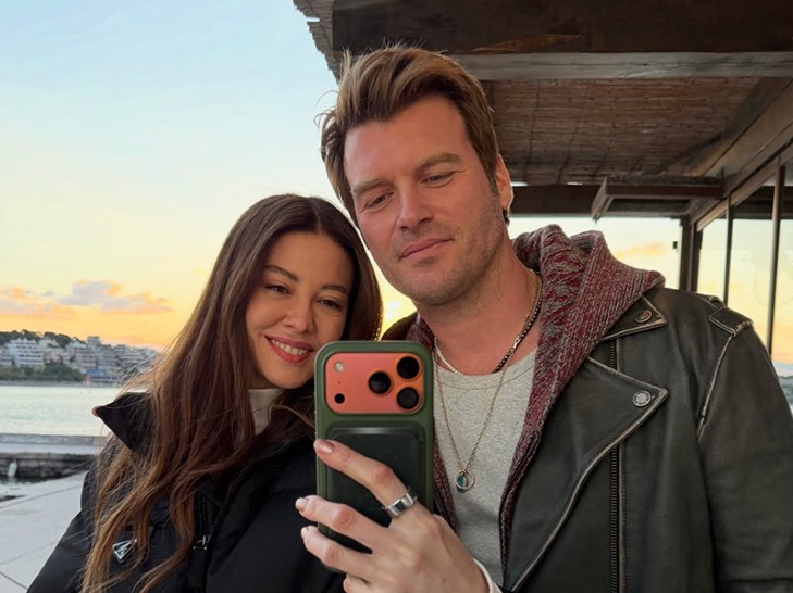 Kıvanç Tatlıtuğ ve Başak Dizer’den Atina’da Romantik Kare