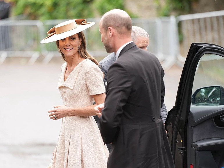 Prenses Catherine’den Düğün Davetinde Kusursuz Stil Gösterisi