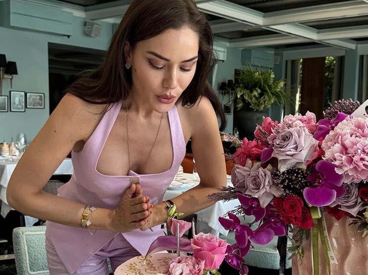 Fahriye Evcen’den yakın dostlarıyla yeni yaş kutlaması