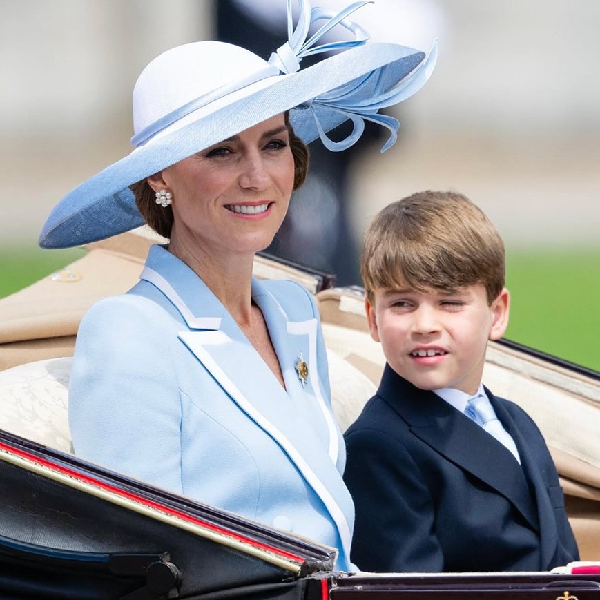 Kate Middleton zarafetiyle Trooping the Colour törenine damga vurdu