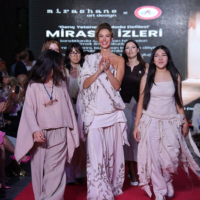 "Mirasın İzleri" Defilesi Benesta Center'da Moda Dünyasını Buluşturdu