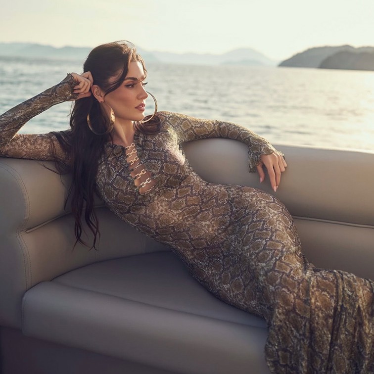 Hande Erçel’den gün batımında göz kamaştıran çekim