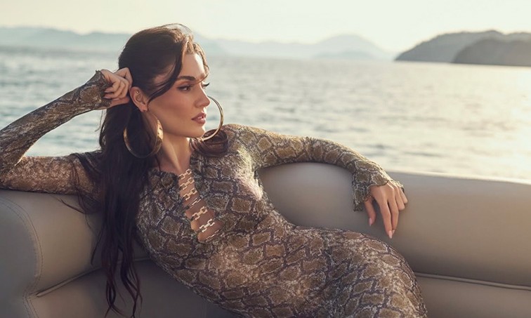Hande Erçel’den gün batımında göz kamaştıran çekim