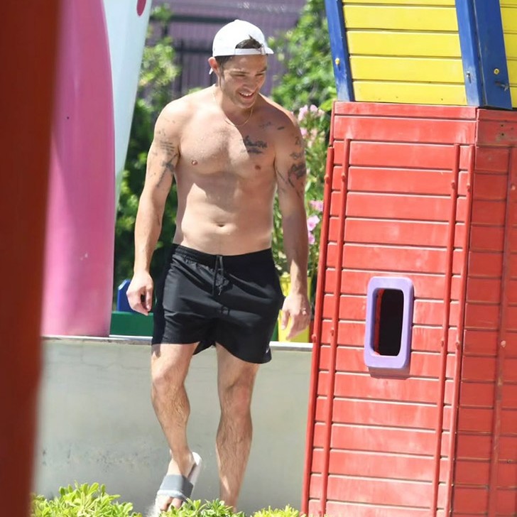 Ed Westwick Ailesiyle Bodrum Tatilinde Görüntülendi