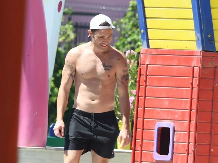 Ed Westwick Ailesiyle Bodrum Tatilinde Görüntülendi