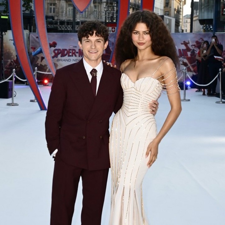 Zendaya, Londra Prömiyerinde Beyaz Tasarımıyla Göz Kamaştırdı