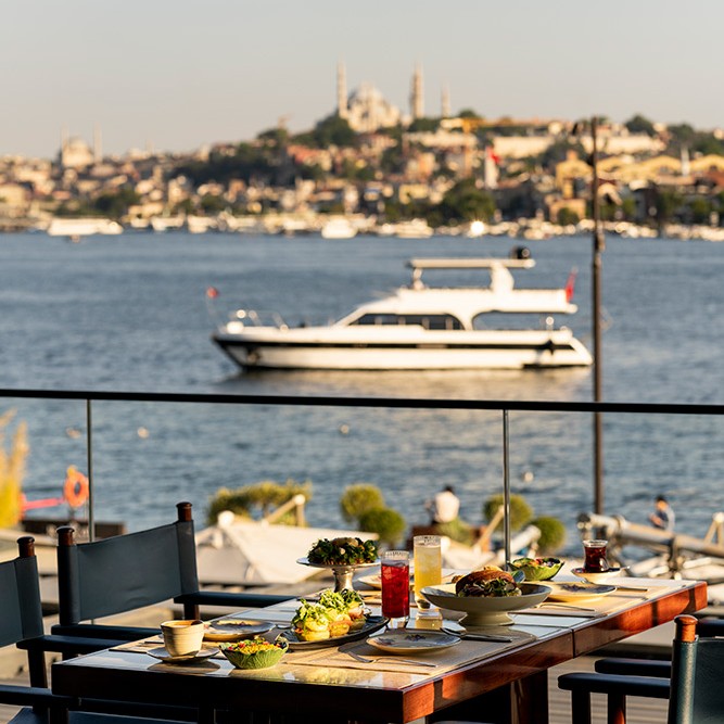 Haliç Manzarasında Sakin ve Rafine Bir Yaz Akşamı