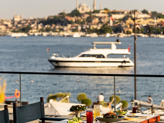Haliç Manzarasında Sakin ve Rafine Bir Yaz Akşamı