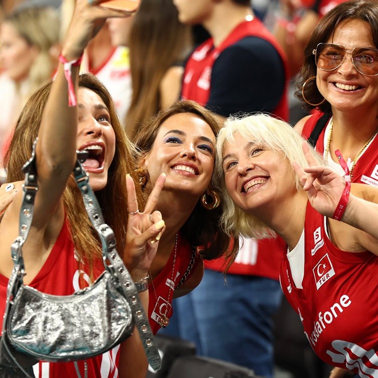 ÜNLÜ İSİMLERDEN FİLENİN SULTANLARI’NA TRİBÜNDEN DESTEK