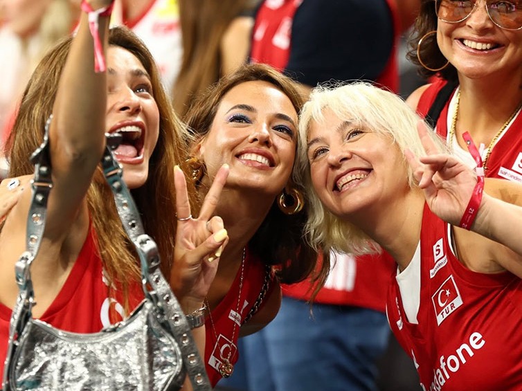 ÜNLÜ İSİMLERDEN FİLENİN SULTANLARI’NA TRİBÜNDEN DESTEK
