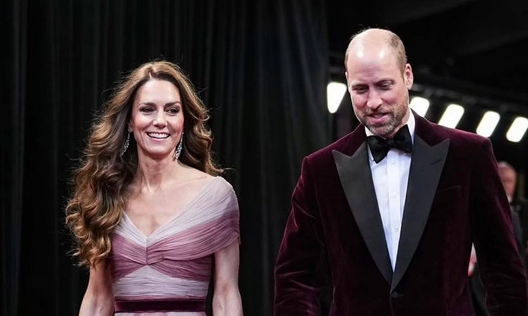 KATE MIDDLETON VE PRENS WILLIAM KIRMIZI HALIYA DÖNÜYOR