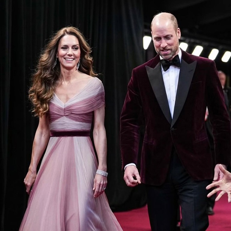 KATE MIDDLETON VE PRENS WILLIAM KIRMIZI HALIYA DÖNÜYOR