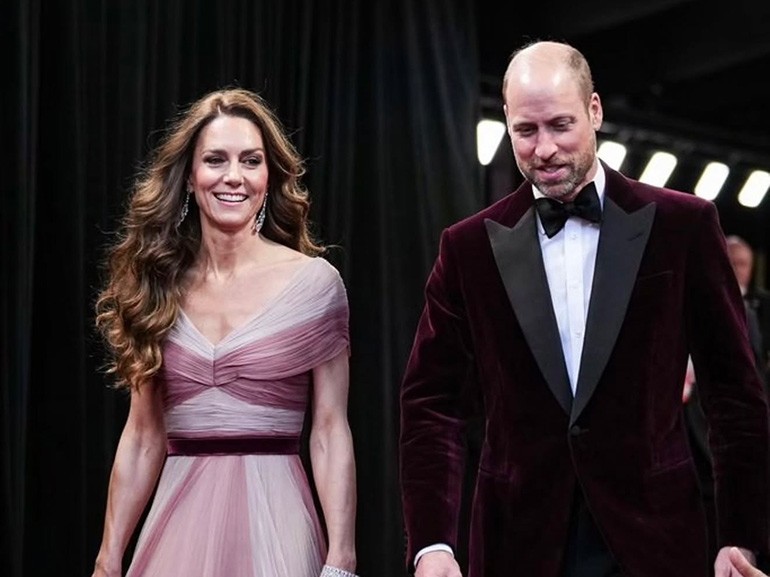 KATE MIDDLETON VE PRENS WILLIAM KIRMIZI HALIYA DÖNÜYOR