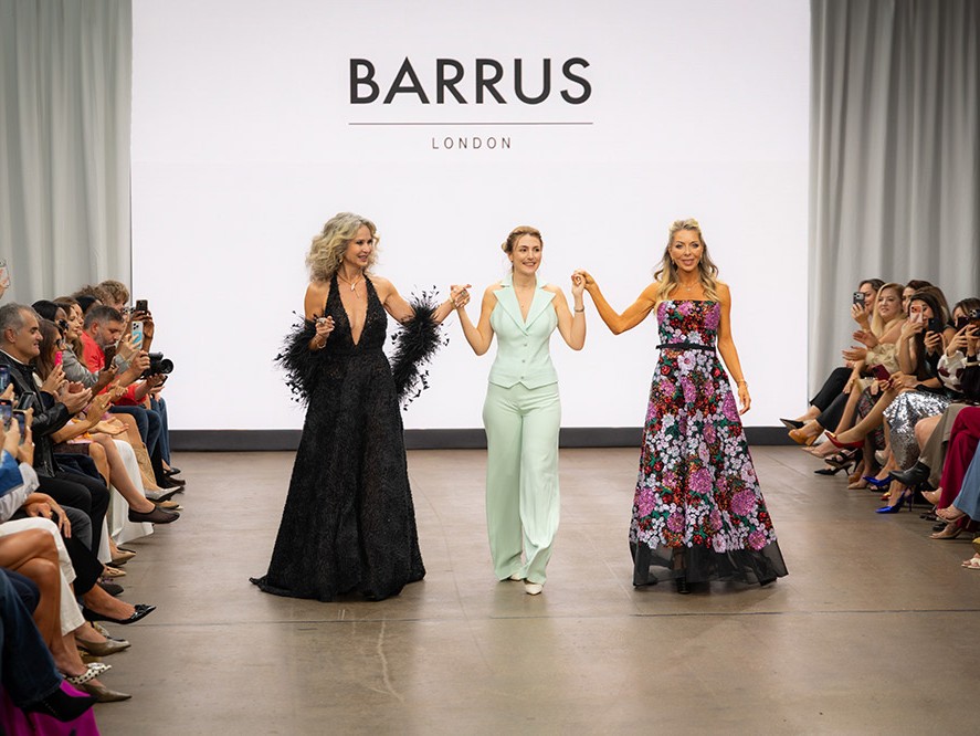 BARRUS’UN “ANADOLU BAHÇESİ” LONDRA’DA EĞİTİME DESTEK İÇİN PODYUMDAYDI