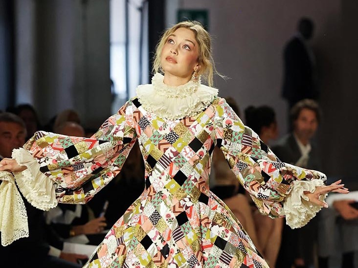 Gigi Hadid, Vogue World şovunun açılışını yaptı