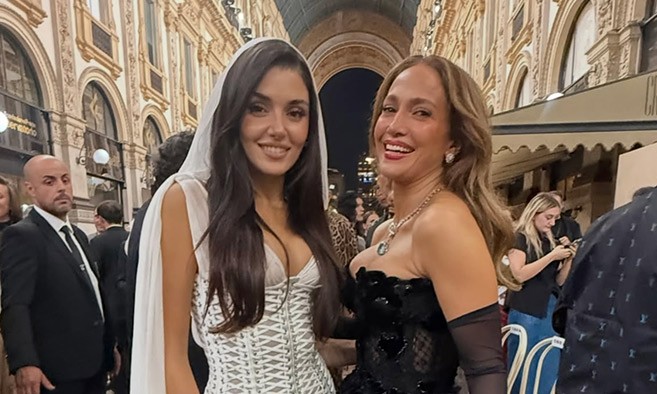 Hande Erçel ve Jennifer Lopez Vogue World Milano’da Bir Araya Geldi