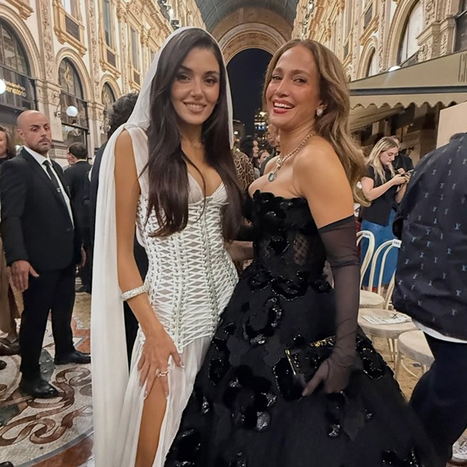 Hande Erçel ve Jennifer Lopez Vogue World Milano’da Bir Araya Geldi