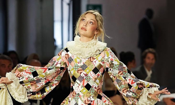 Gigi Hadid, Vogue World şovunun açılışını yaptı