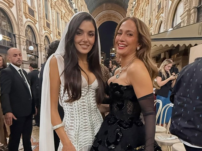 Hande Erçel ve Jennifer Lopez Vogue World Milano’da Bir Araya Geldi