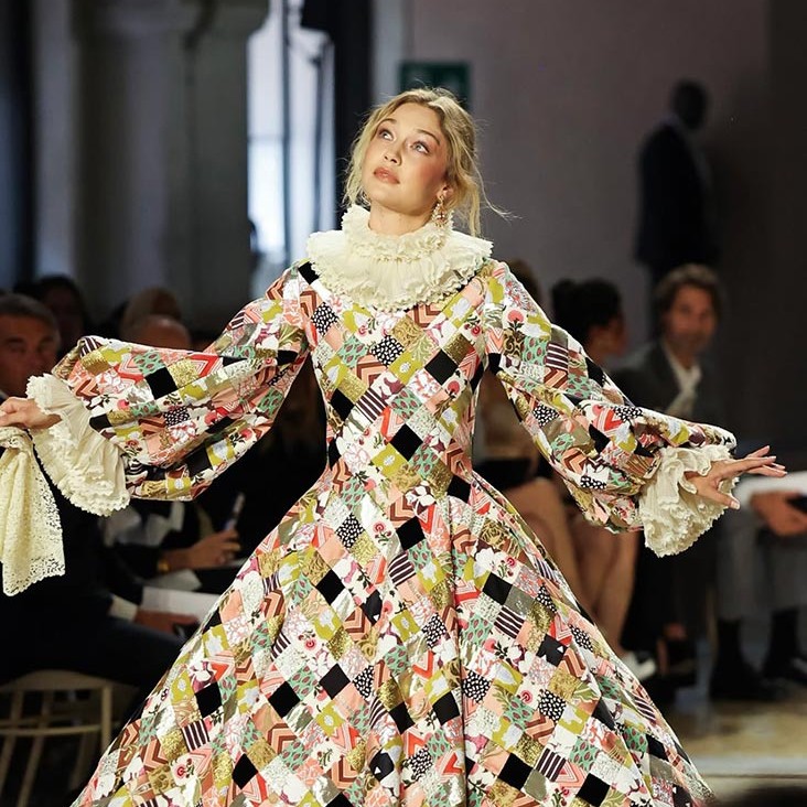 Gigi Hadid, Vogue World şovunun açılışını yaptı