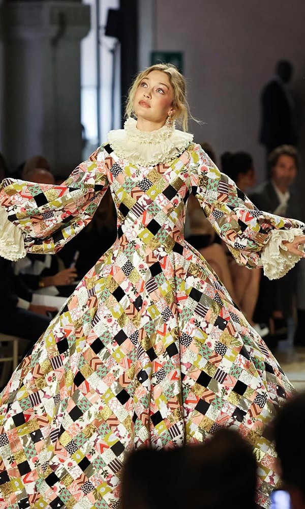 Gigi Hadid, Vogue World şovunun açılışını yaptı
