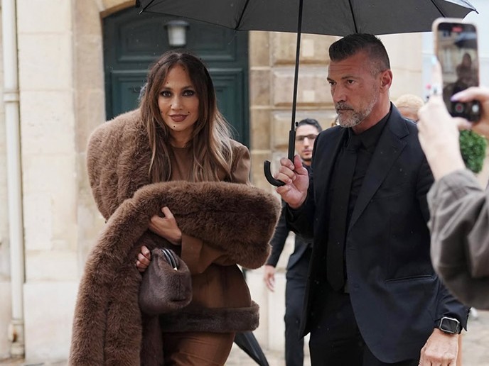 Jennifer Lopez’tan Paris Fashion Week stili
