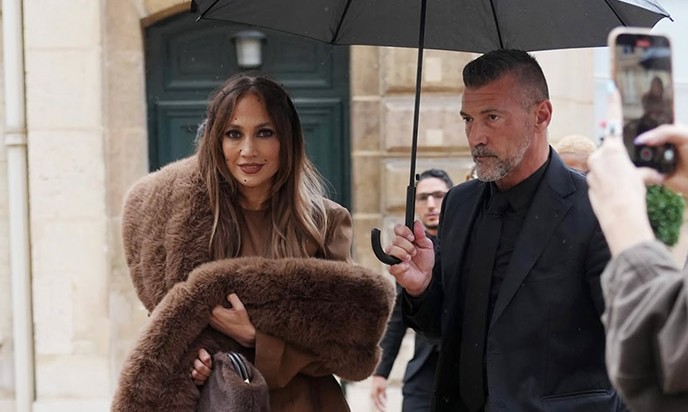 Jennifer Lopez’tan Paris Fashion Week stili