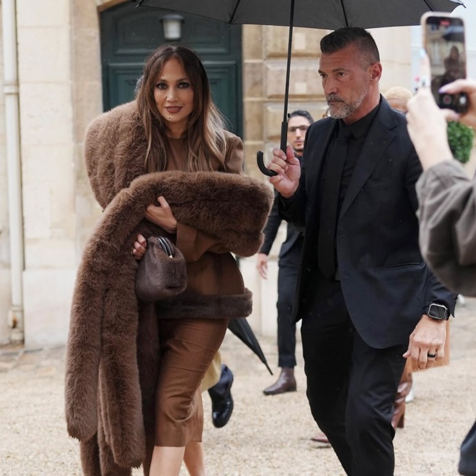 Jennifer Lopez’tan Paris Fashion Week stili