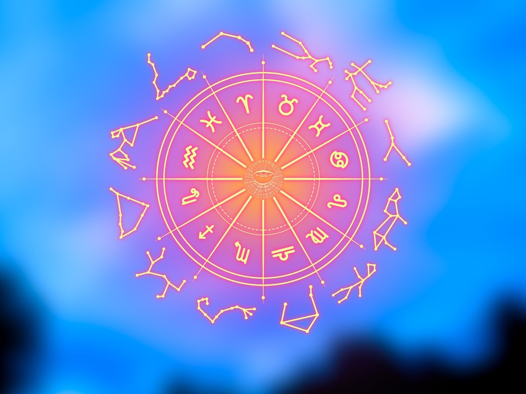 Boğa Dolunayı'nın 12 burca etkilerini temsil eden astroloji çarkı ve burç sembolleri