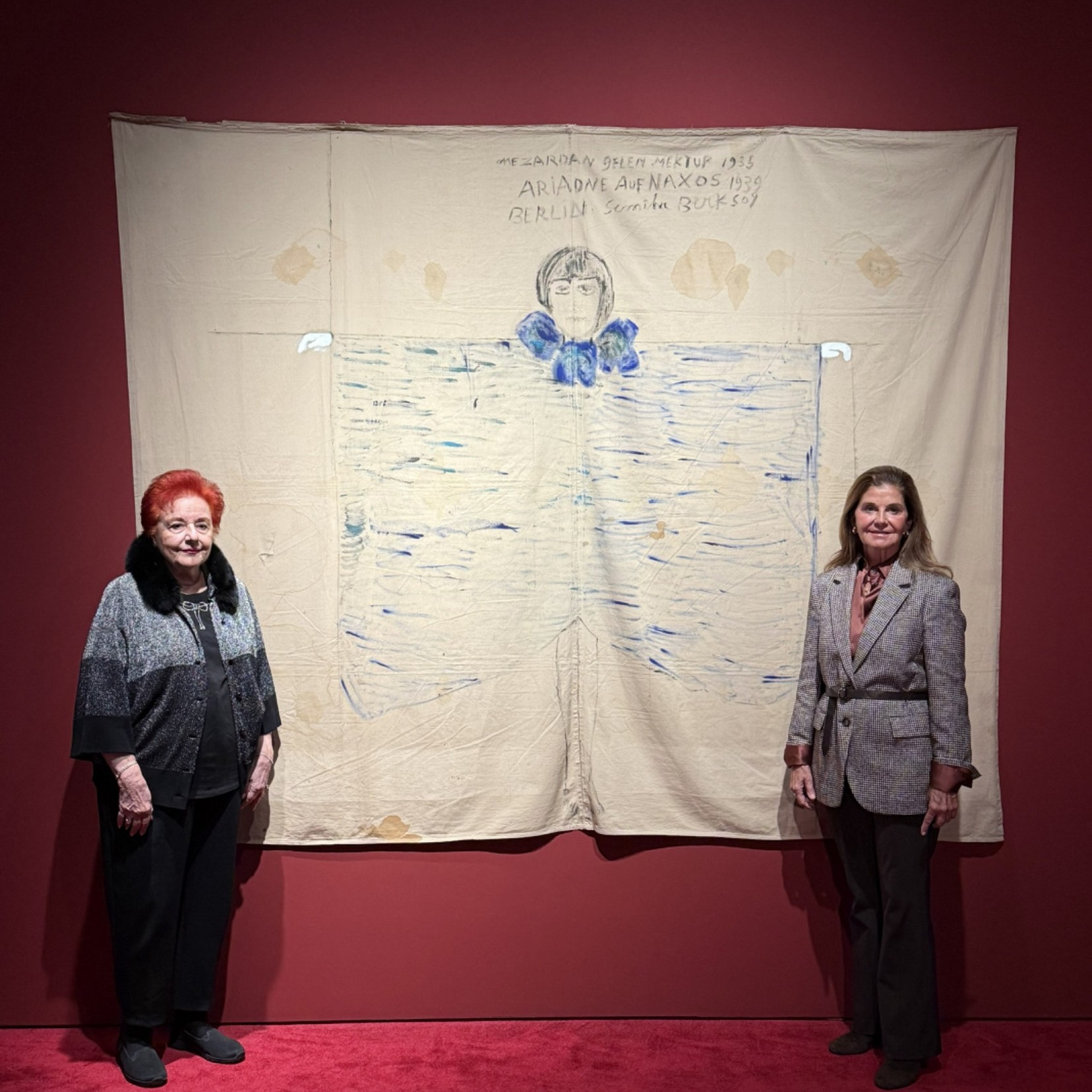 Zeliha Berksoy ve Oya Eczacıbaşı, Semiha Berksoy’un İstanbul Modern Koleksiyonu’na bağışlanacak “Ariadne auf Naxos (Otoportre)” adlı eserinin önünde.