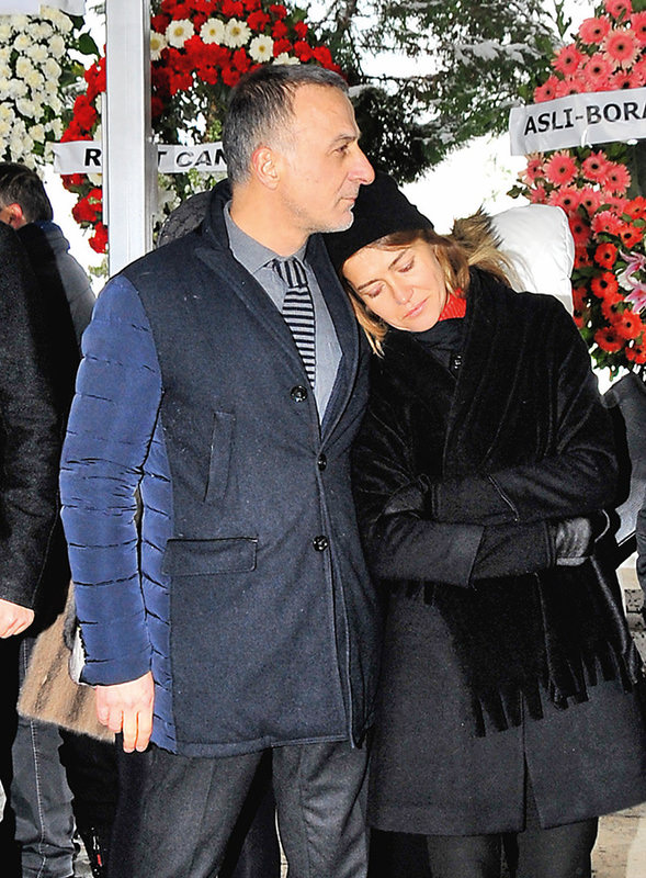 Eda Kosif babasını son yolculuğuna uğurladı