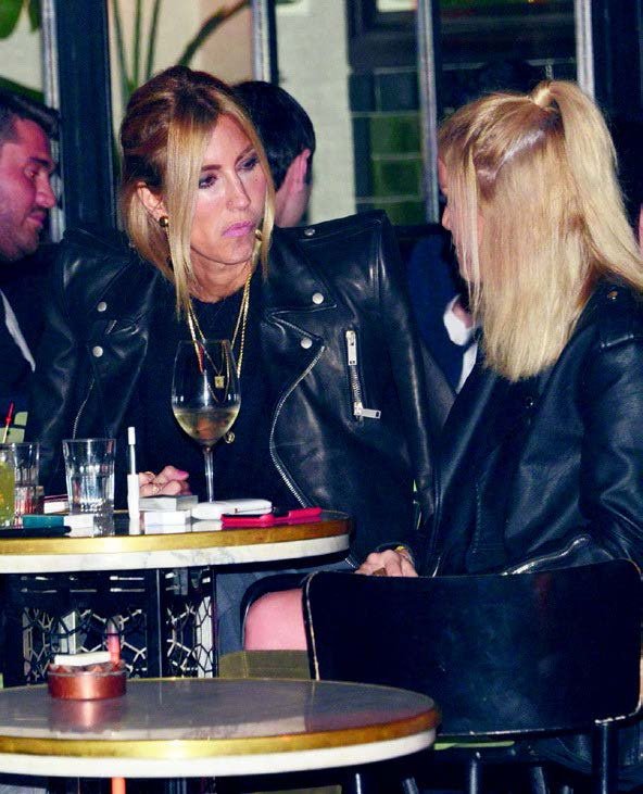 Çocukları uyutup yemeğe çıktı