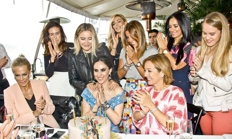 Yeni yaşını arkadaşlarıyla kutladı