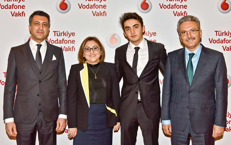 Ünlüler Türkiye Vodafone Vakfı'nın galasında buluştu